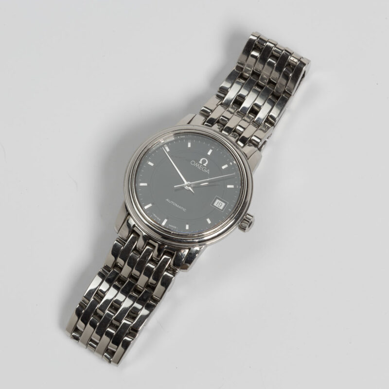 Ladies Omega de Ville Prestige Ref. 566.1050. Automatic movement. Steel case and black dial. Integrated original bracelet.
