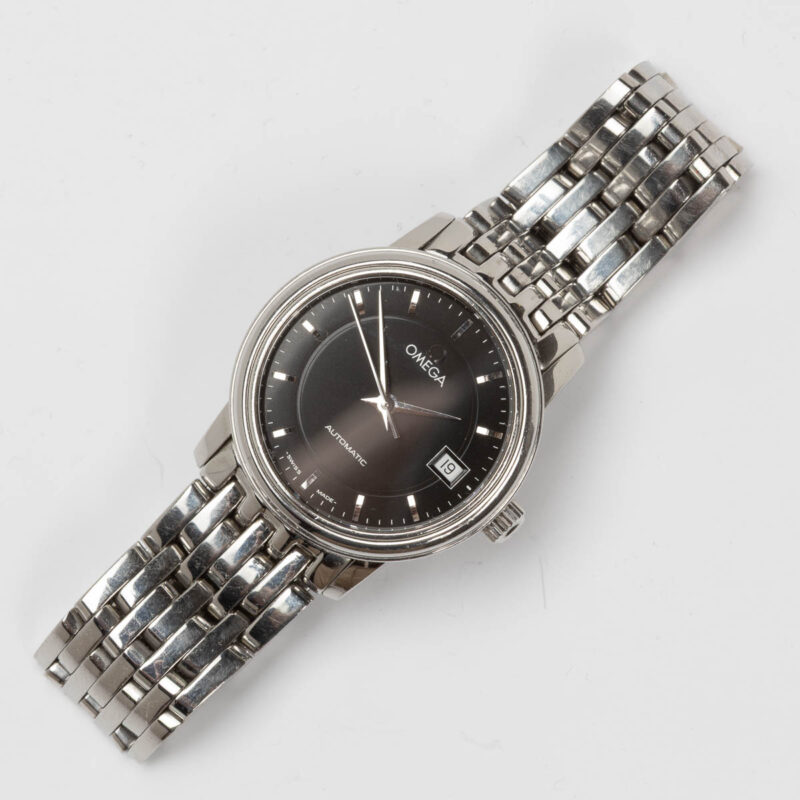Ladies Omega de Ville Prestige Ref. 566.1050. Automatic movement. Steel case and black dial. Integrated original bracelet.