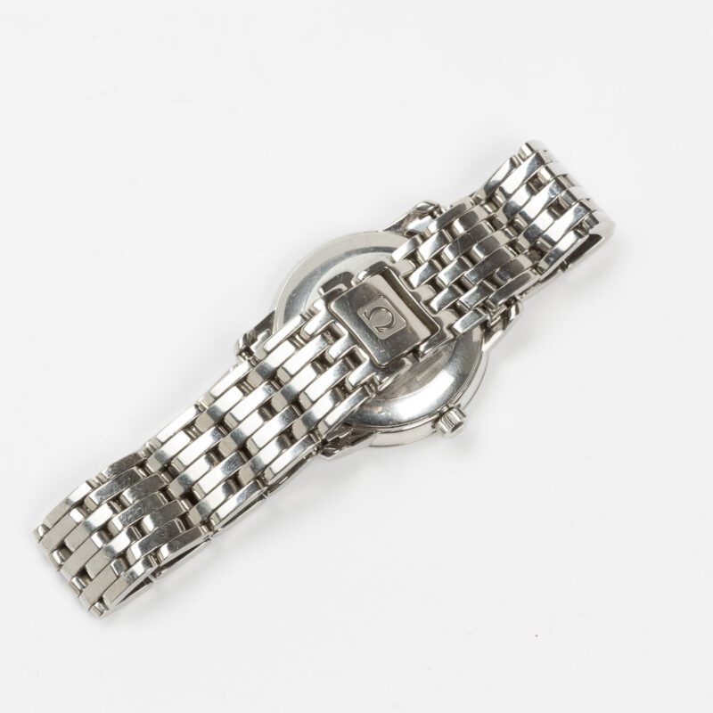 Ladies Omega de Ville Prestige Ref. 566.1050. Automatic movement. Steel case and black dial. Integrated original bracelet.