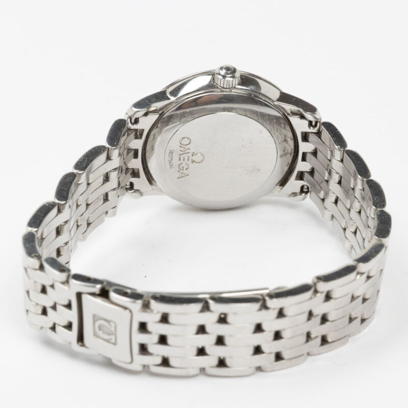 Ladies Omega de Ville Prestige Ref. 566.1050. Automatic movement. Steel case and black dial. Integrated original bracelet.
