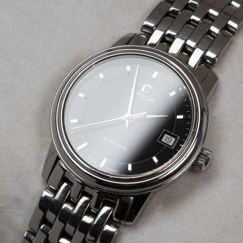 Ladies Omega de Ville Prestige Ref. 566.1050. Automatic movement. Steel case and black dial. Integrated original bracelet.