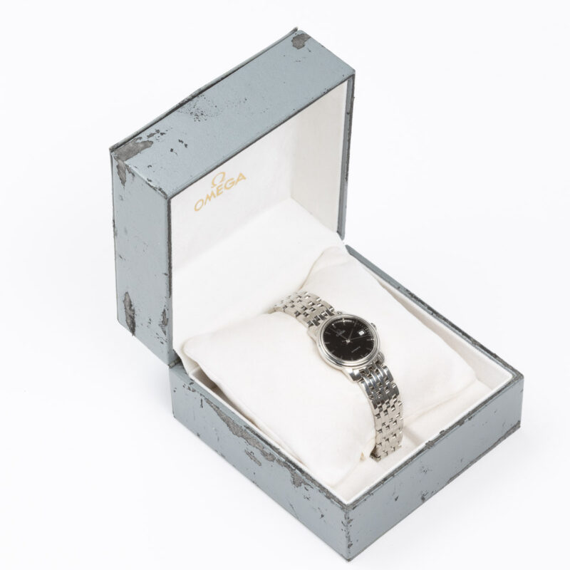 Ladies Omega de Ville Prestige Ref. 566.1050. Automatic movement. Steel case and black dial. Integrated original bracelet.