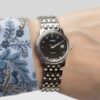 Ladies Omega de Ville Prestige Ref. 566.1050. Automatic movement. Steel case and black dial. Integrated original bracelet.