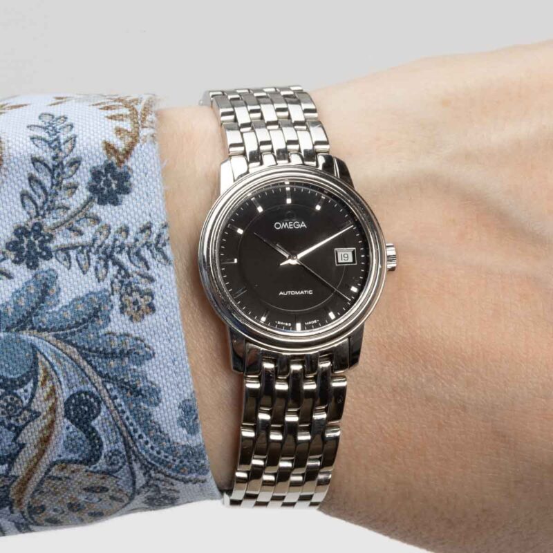Ladies Omega de Ville Prestige Ref. 566.1050. Automatic movement. Steel case and black dial. Integrated original bracelet.