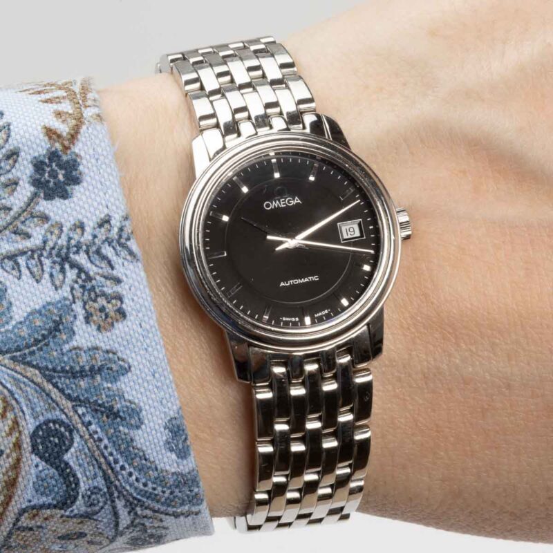 Ladies Omega de Ville Prestige Ref. 566.1050. Automatic movement. Steel case and black dial. Integrated original bracelet. Its 26 mm size without crown.