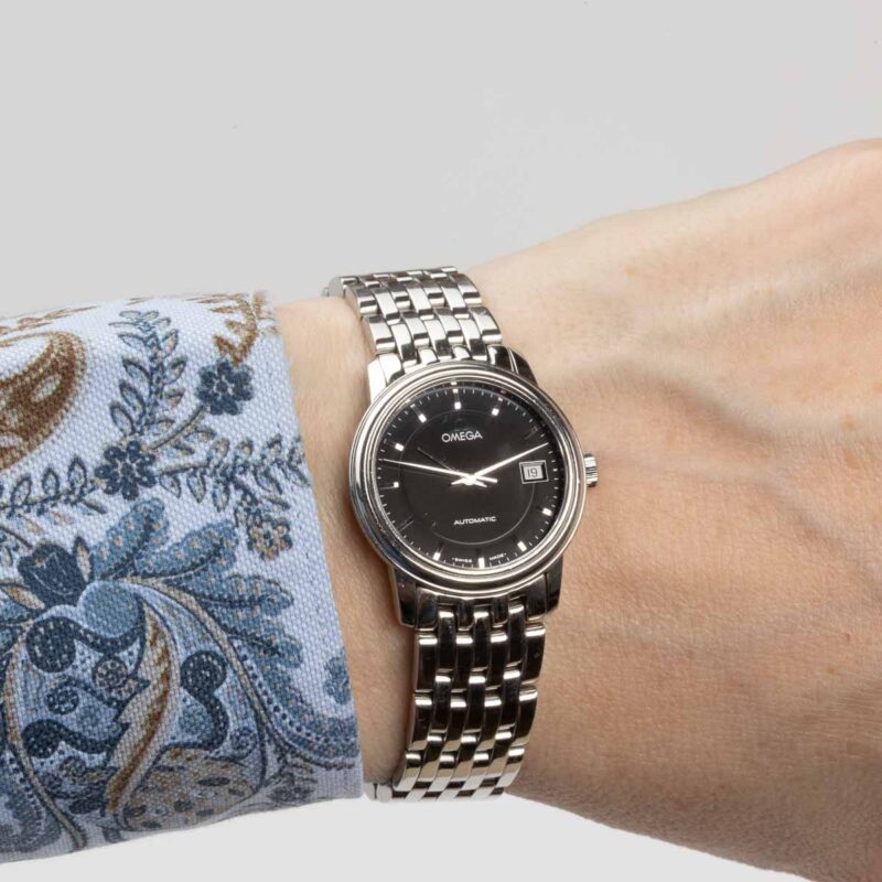 Ladies Omega de Ville Prestige Ref. 566.1050. Automatic movement. Steel case and black dial. Integrated original bracelet.