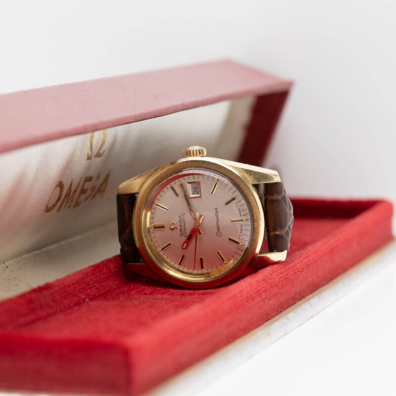 Ladies Omega Seamaster Cosmic from 1969 Ref. 566.013. Gold cap and sparkle dial. Automatic movement.