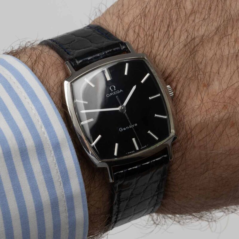 Omega Genève from 1970 Ref. 131.0042. Manual movement. Steel case and black dial.