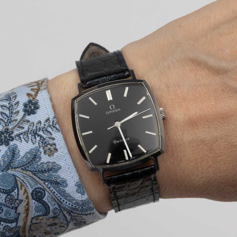 Omega Genève from 1970 Ref. 131.0042. Manual movement. Steel case and black dial.