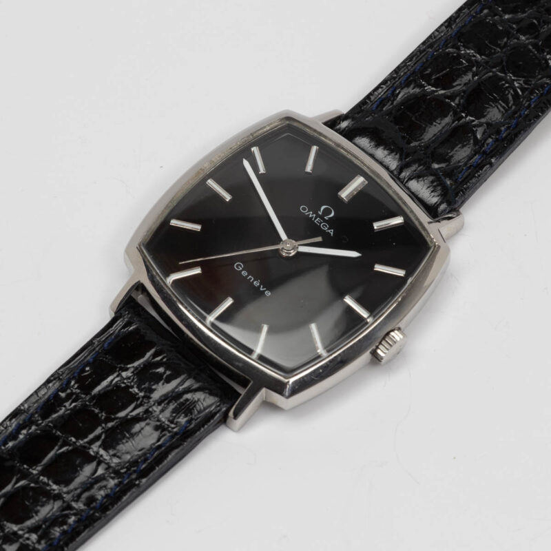 Omega Genève from 1970 Ref. 131.0042. Manual movement. Steel case and black dial.