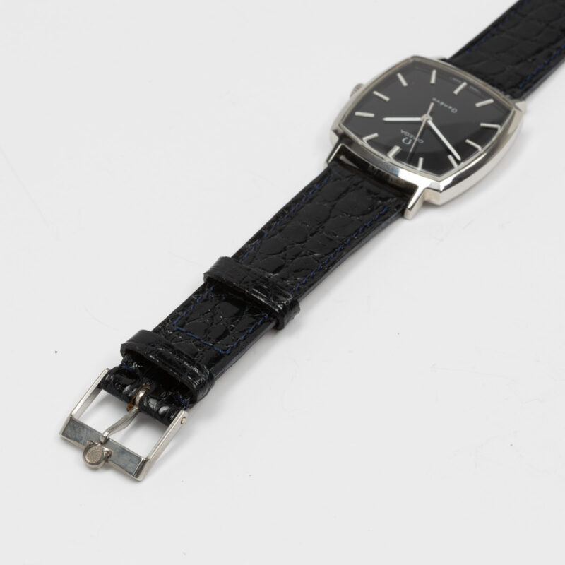 Omega Genève from 1970 Ref. 131.0042. Manual movement. Steel case and black dial.