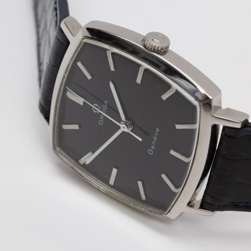 Omega Genève from 1970 Ref. 131.0042. Manual movement. Steel case and black dial.