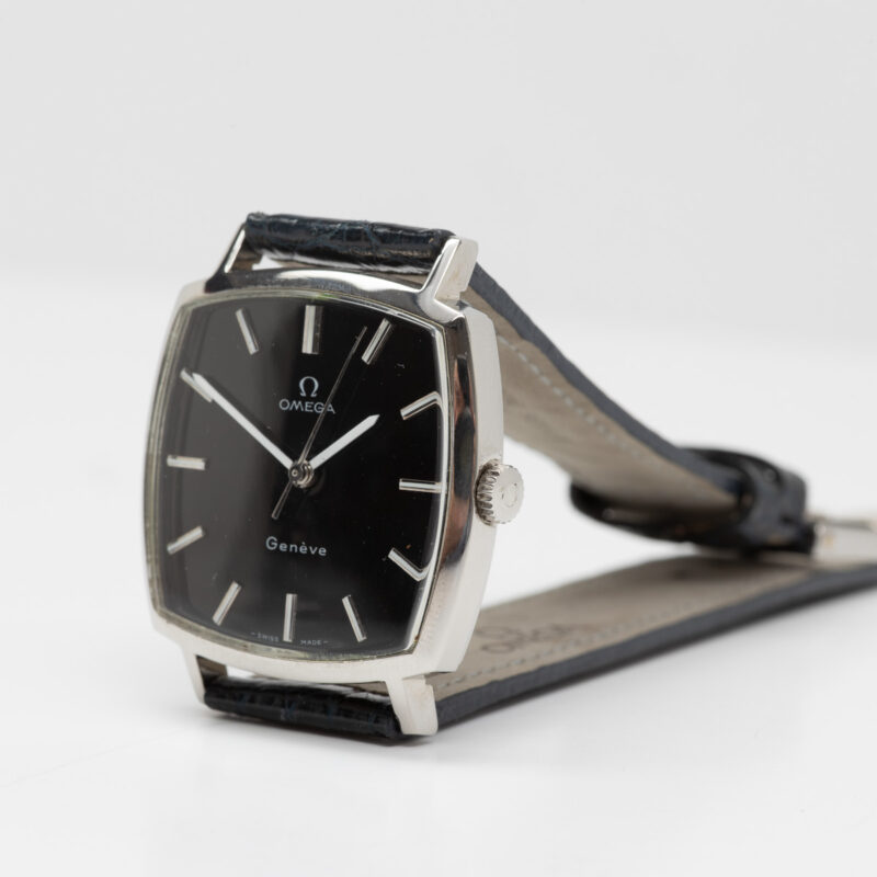 Omega Genève from 1970 Ref. 131.0042. Manual movement. Steel case and black dial.