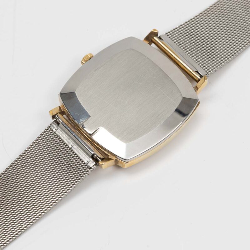 Omega Genève from 1972 Ref. 132.0052. Manual movement. Gold plated square watch. Original mesh bracelet.