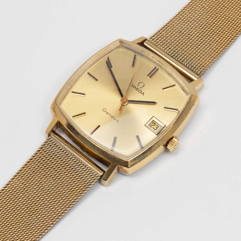 Omega Genève from 1972 Ref. 132.0052. Manual movement. Gold plated square watch. Original mesh bracelet.