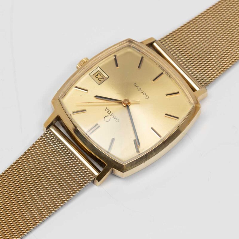 Omega Genève from 1972 Ref. 132.0052. Manual movement. Gold plated square watch. Original mesh bracelet.