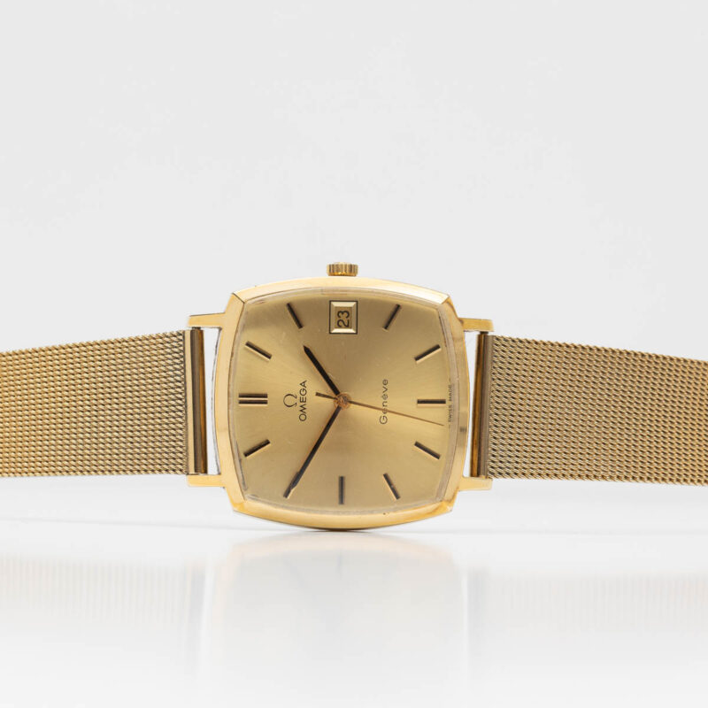 Omega Genève from 1972 Ref. 132.0052. Manual movement. Gold plated square watch. Original mesh bracelet.