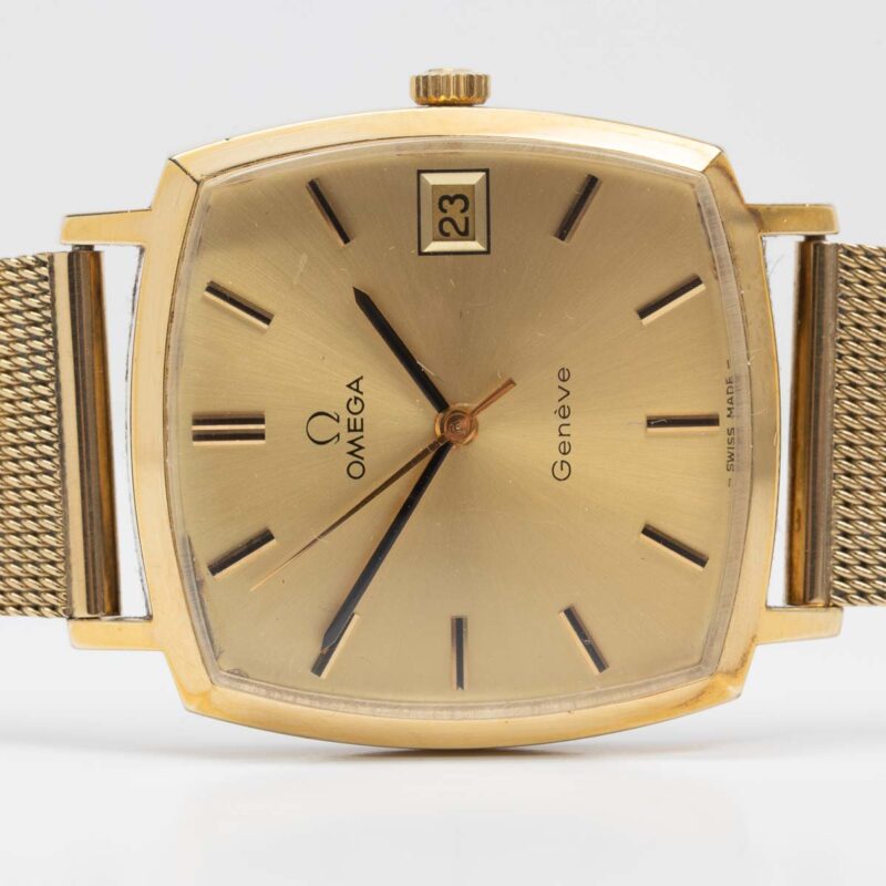 Omega Genève from 1972 Ref. 132.0052. Manual movement. Gold plated square watch. Original mesh bracelet.