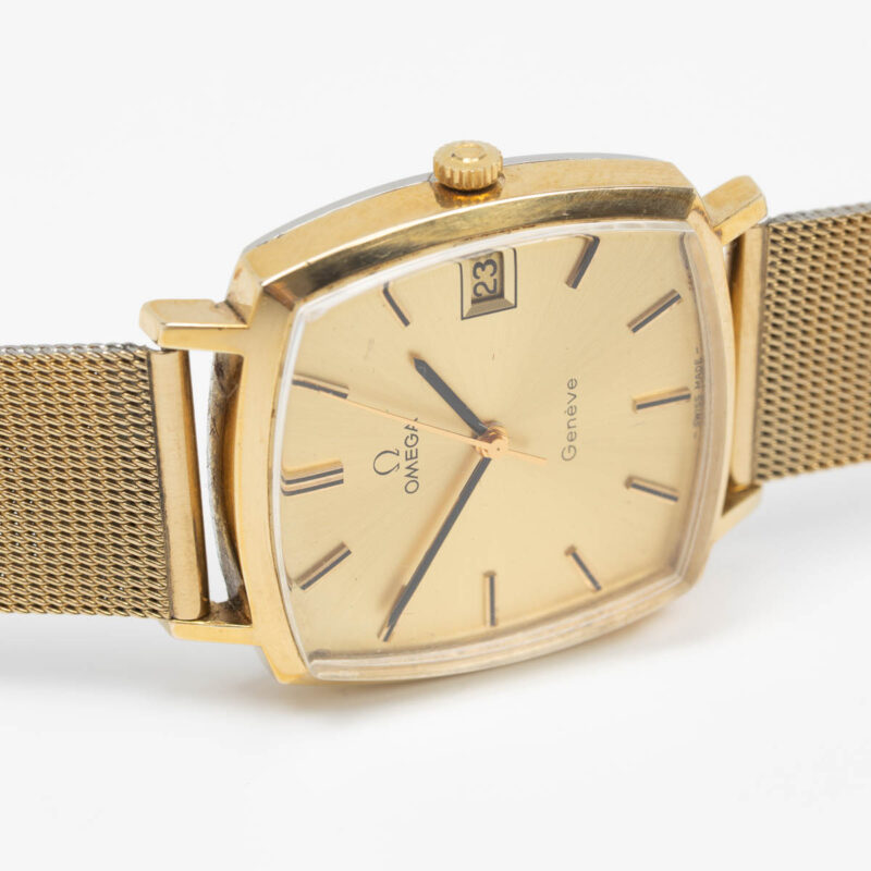 Omega Genève from 1972 Ref. 132.0052. Manual movement. Gold plated square watch. Original mesh bracelet.