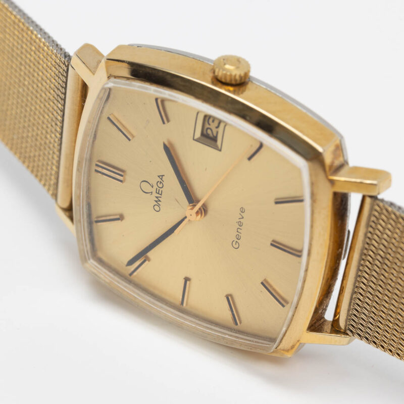 Omega Genève from 1972 Ref. 132.0052. Manual movement. Gold plated square watch. Original mesh bracelet.