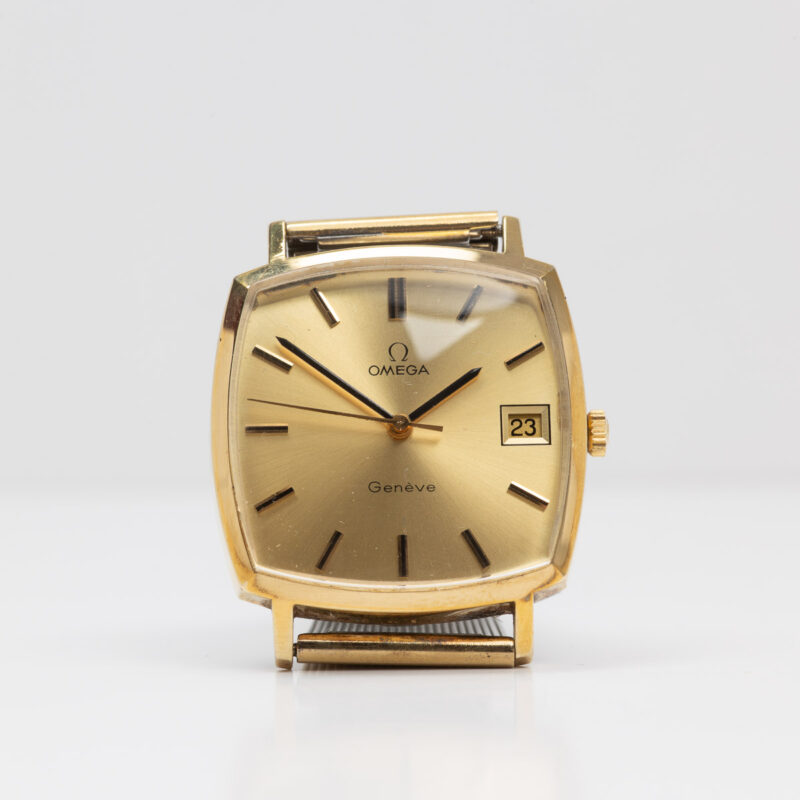 Omega Genève from 1972 Ref. 132.0052. Manual movement. Gold plated square watch. Original mesh bracelet.