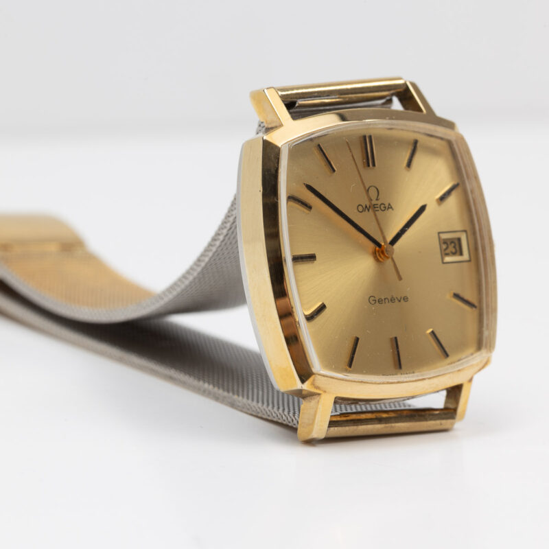 Omega Genève from 1972 Ref. 132.0052. Manual movement. Gold plated square watch. Original mesh bracelet.