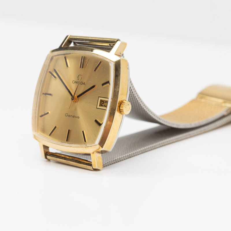 Omega Genève from 1972 Ref. 132.0052. Manual movement. Gold plated square watch. Original mesh bracelet.