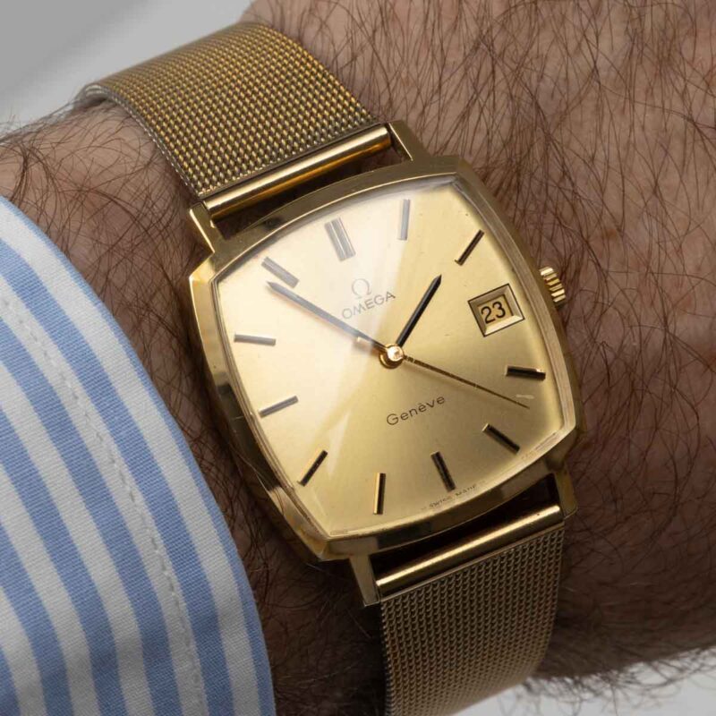 Omega Genève from 1972 Ref. 132.0052. Manual movement. Gold plated square watch. Original mesh bracelet.