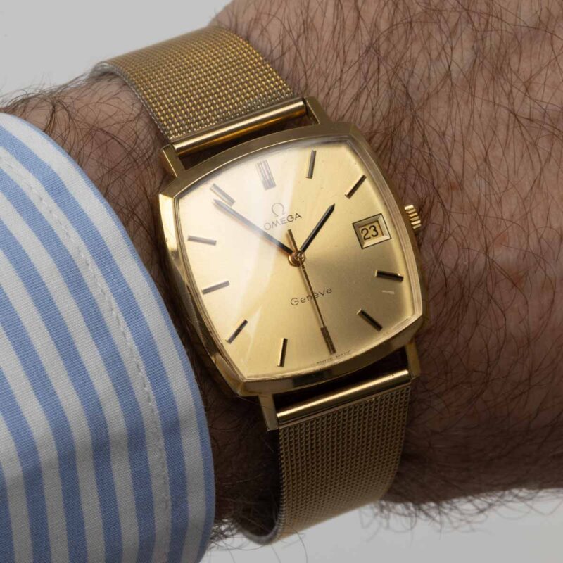 Omega Genève from 1972 Ref. 132.0052. Manual movement. Gold plated square watch. Original mesh bracelet.