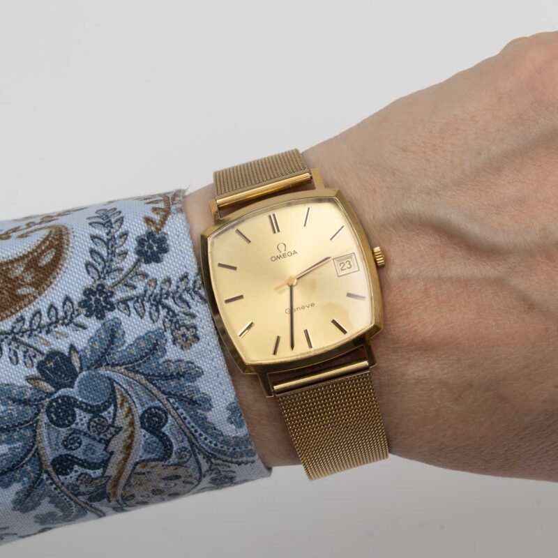 Omega Genève from 1972 Ref. 132.0052. Manual movement. Gold plated square watch. Original mesh bracelet.