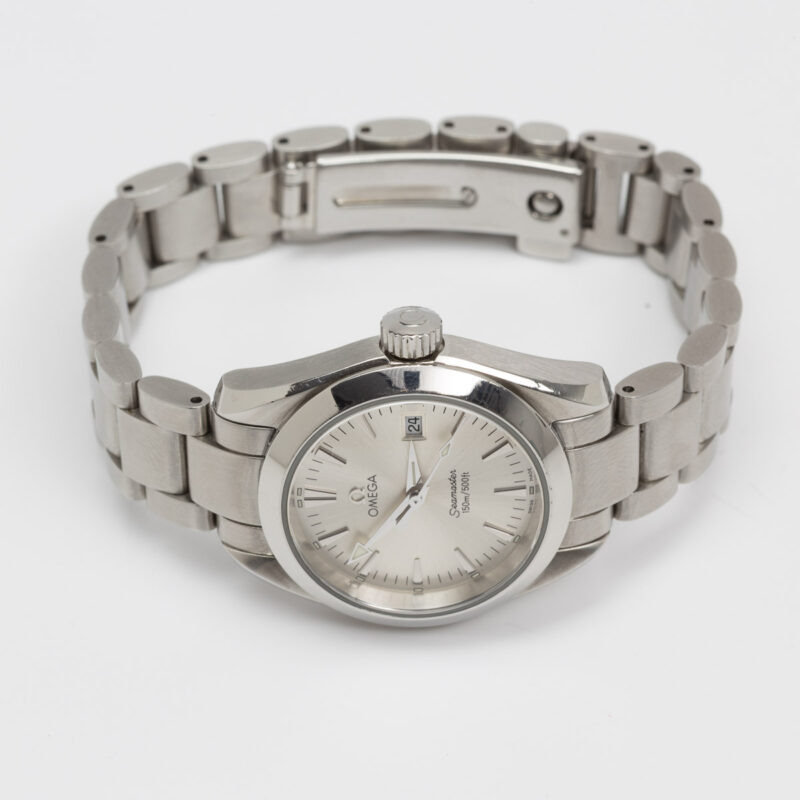 Omega Seamaster Aqua Terra 150m Ref. 2577300. Quartz movement. Steel case and white dial. Original bracelet.