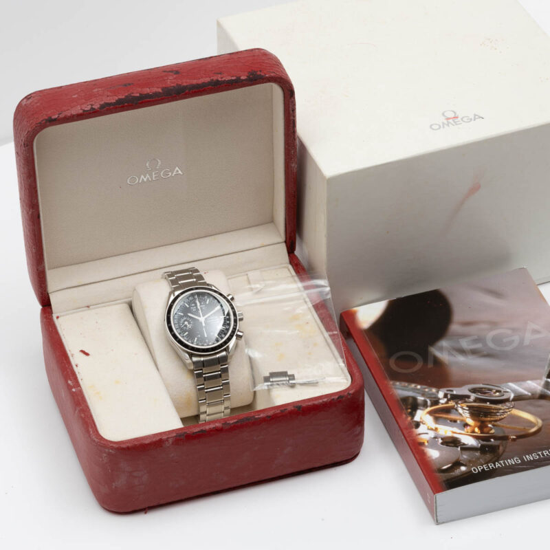 Omega Speedmaster triple calendar Ref. 3520.50. Automatic movement. Back dial and black bezel.