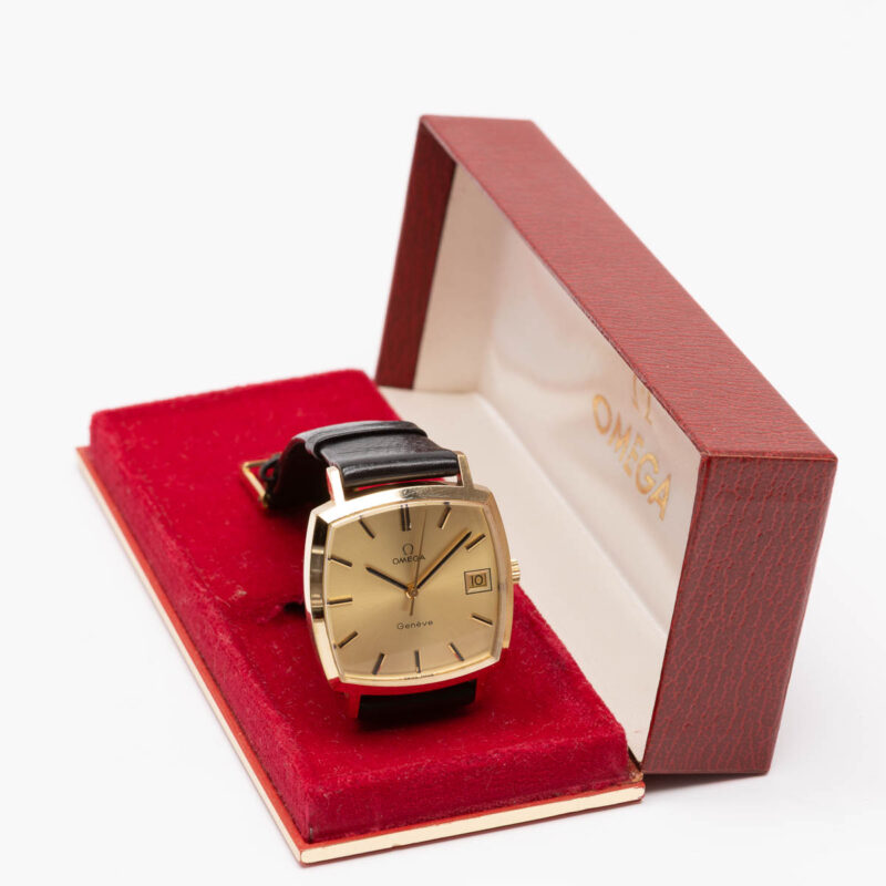 Omega Genève from 1974 Ref. 132.0052. Manual movement. Gold plated square watch.