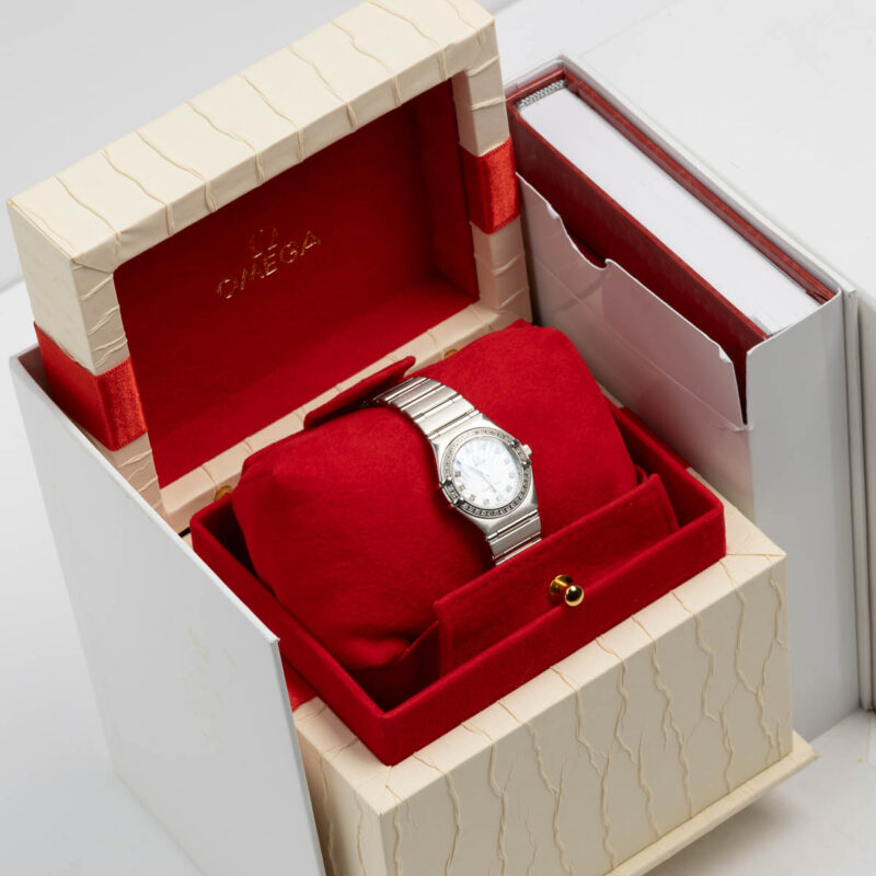 Ladies Omega Constellation Manhattan Cal. 1456 Ref. 7951203. From 1997. Diamond bezel. Mother of pearl.