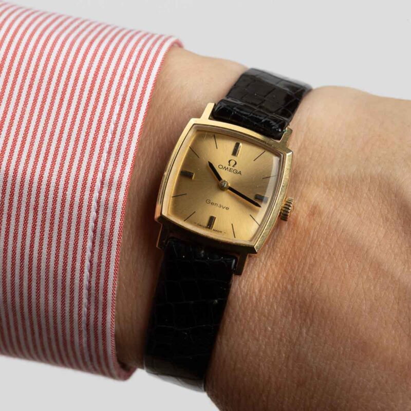 Ladies Omega Genève Ref. 511.298 Cal. 620-1. From 1970. Manual movement. Gold-plated square-shaped watch.