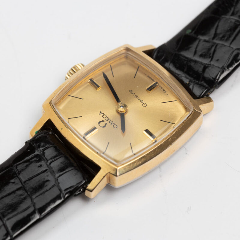 Ladies Omega Genève Ref. 511.298 Cal. 620-1. From 1970. Manual movement. Gold-plated square-shaped watch.
