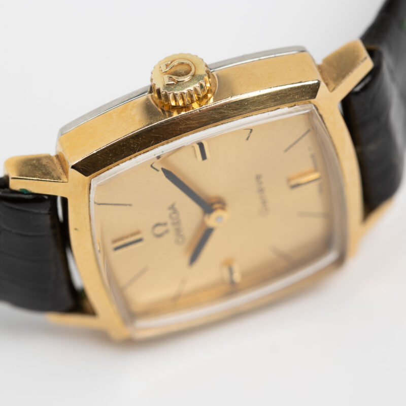 Ladies Omega Genève Ref. 511.298 Cal. 620-1. From 1970. Manual movement. Gold-plated square-shaped watch.