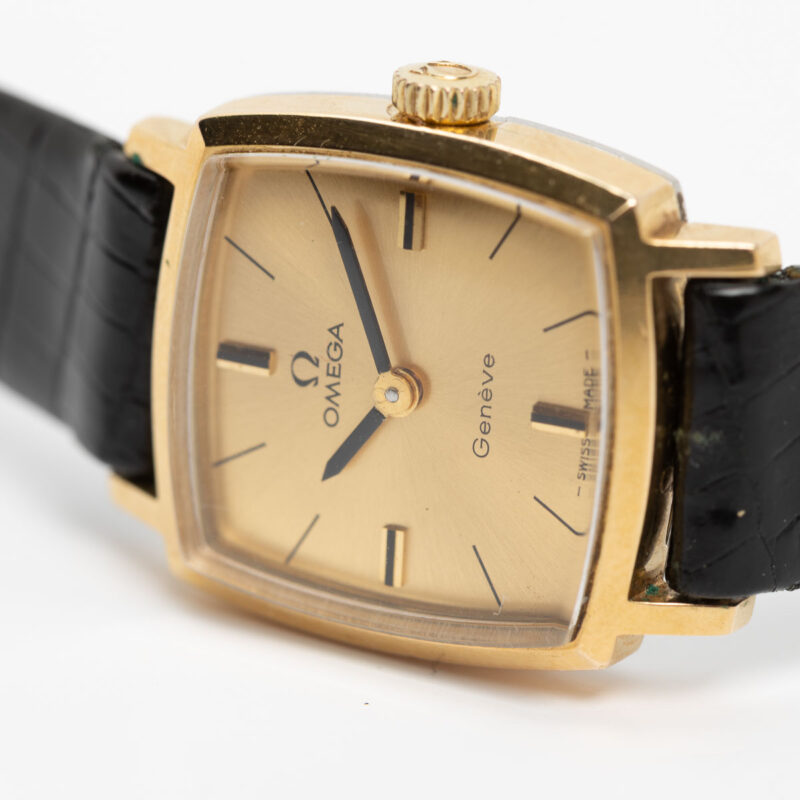 Ladies Omega Genève Ref. 511.298 Cal. 620-1. From 1970. Manual movement. Gold-plated square-shaped watch.