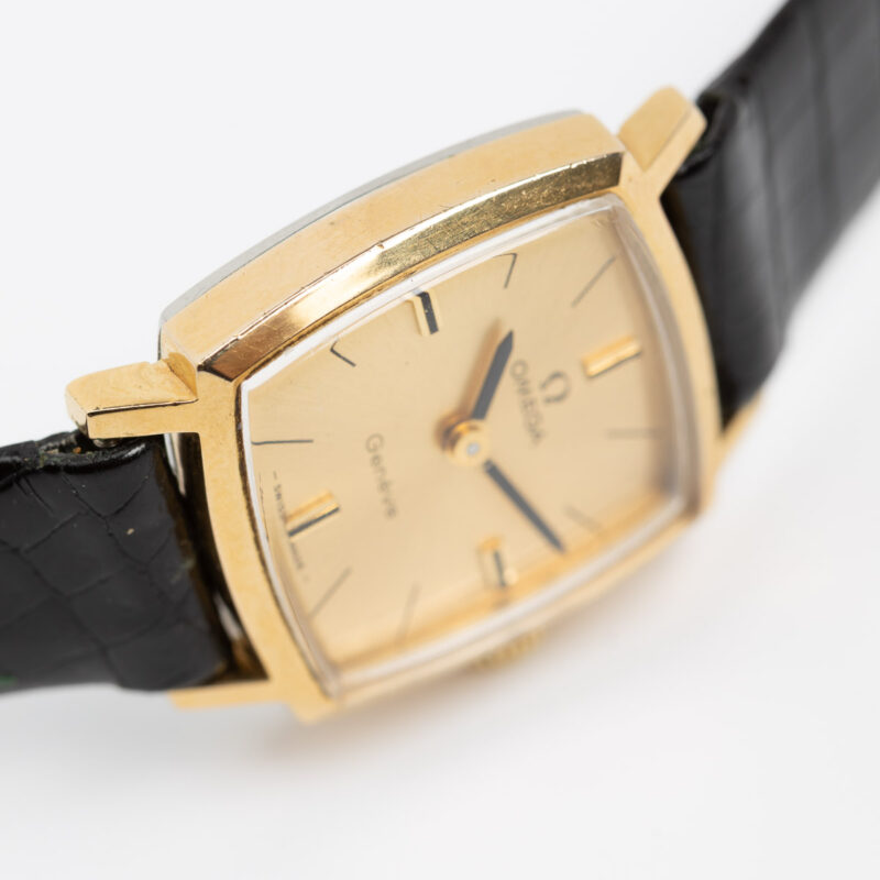 Ladies Omega Genève Ref. 511.298 Cal. 620-1. From 1970. Manual movement. Gold-plated square-shaped watch.