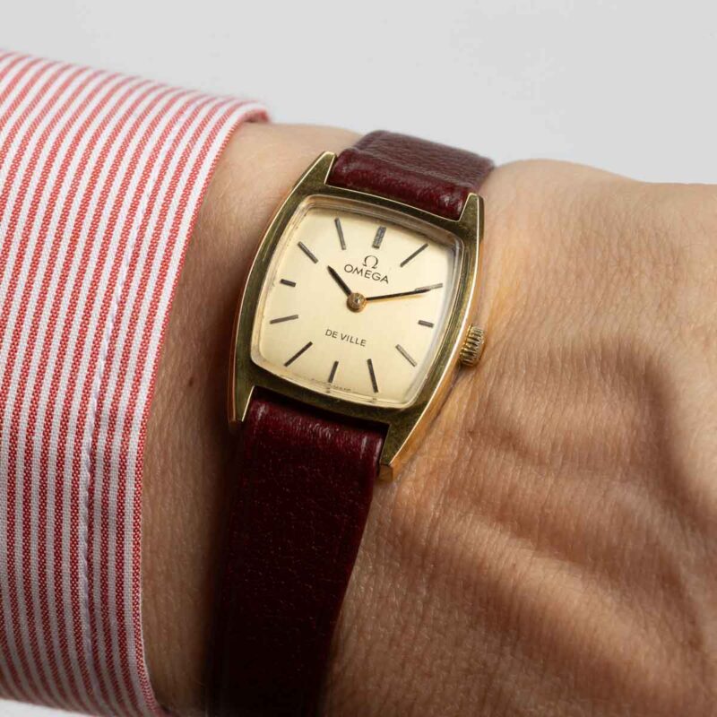 Ladies Omega de Ville Cal. 620 Ref. 511.256. From 1970. Manual movement. Square gold plated.