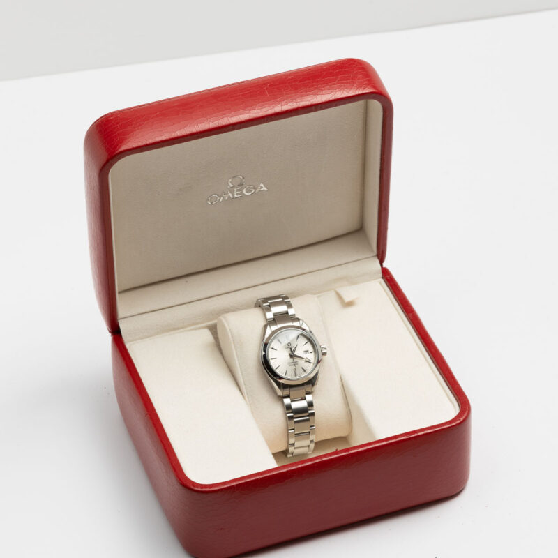 Ladies Omega Seamaster Aqua Terra 150m date Cal. 1424 Ref. 257730. Quartz movement. Steel case and white dial.