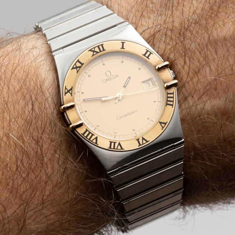 Omega Constellation Manhattan date Cal. 1438 Ref. 3961070. Gold bezel. Quartz movment.