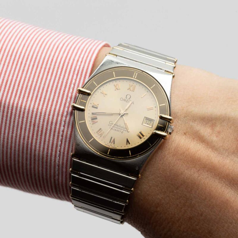 Omega Constellation Manhattan date Cal. 1431 Ref. 1980140. Quartz. Gold bezel.