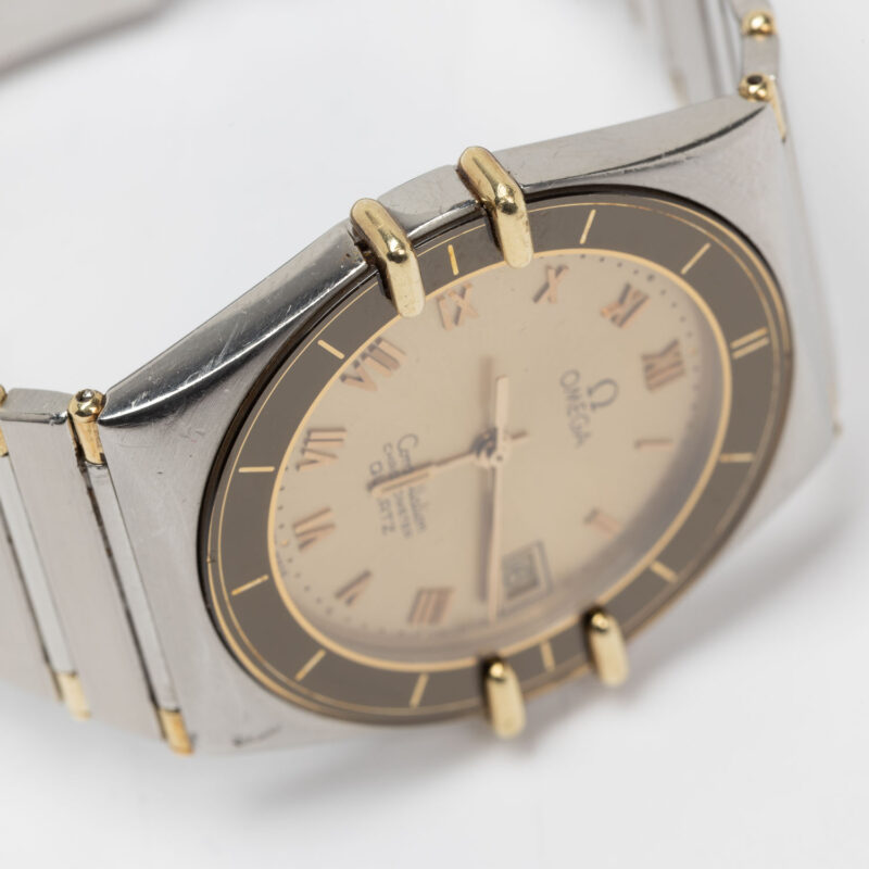 Omega Constellation Manhattan date Cal. 1431 Ref. 1980140. Quartz. Gold bezel.