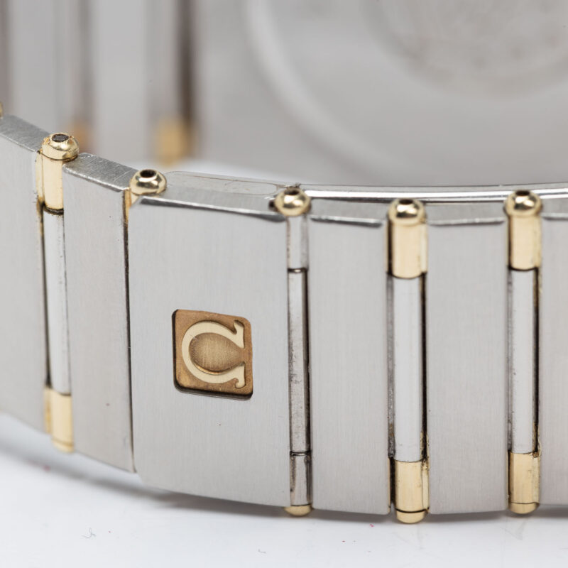 Omega Constellation Manhattan date Cal. 1431 Ref. 1980140. Quartz. Gold bezel.